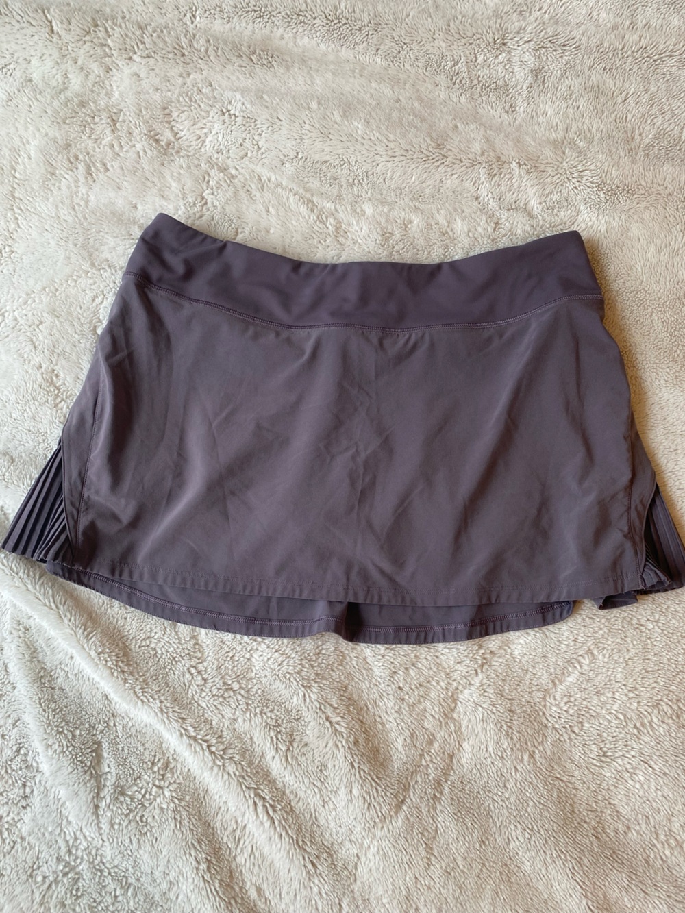 Lululemon Play Off The Pleats Mid-Rise Skirt *13"
(Graphite Purple) Size 10